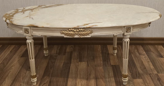 Image 1 of Salonsuite in verguld hout in Lodewijk XVI-stijl: bank, 4 fauteuils en 3 onyxtafels