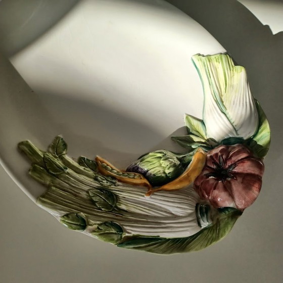 Image 1 of Fuente italiana de mediados de siglo. Barbotina pintada a mano y marcada.