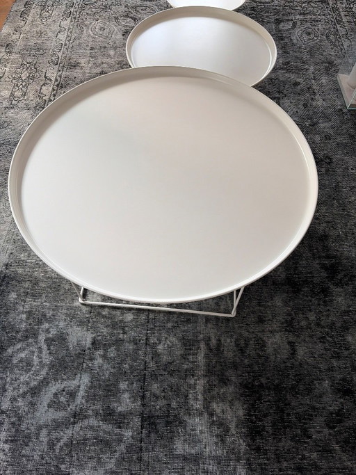 3 tables basses blanches B&B de tailles différentes