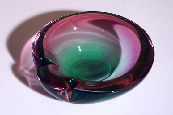 Aschenbecher mit Stößel aus grünem und fuchsiafarbenem Glas im Stil von Murano Summerso, 17 x 6 cm (photo 3 of 7)