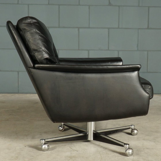 Image 1 of Fauteuil pivotant vintage en cuir avec repose-pieds – années 1970