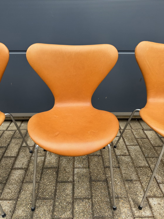 Image 1 of 6x Fritz Hansen series 7 Vlinderstoelen Cognac Camel leder