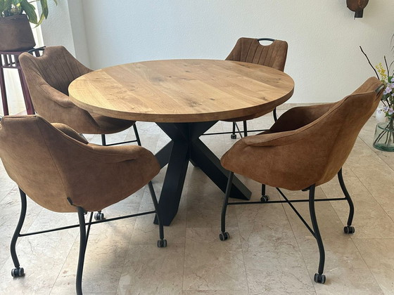 Image 1 of Mesa redonda con 4 sillas móviles a juego.