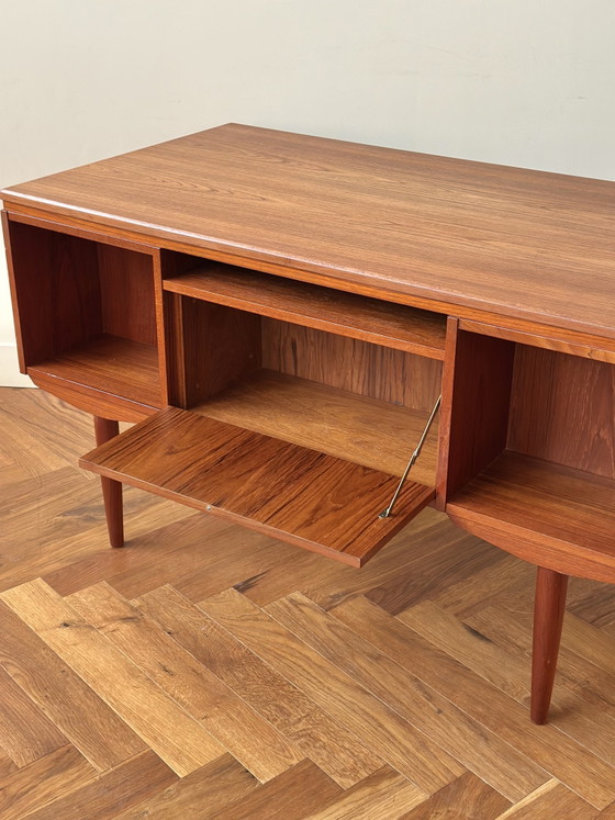 Image 1 of Scrivania dal design vintage in legno di teak danese, anni '50/'60/'70