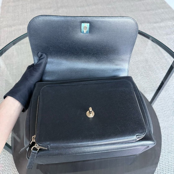 Image 1 of Sac Chanel Business Affinity Grand Modèle - 27 cm, cuir caviar matelassé noir, finitions dorées, Série 23