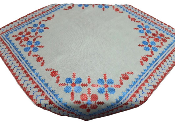 Image 1 of Nappe vintage en lin brodée à la main 68 x 65 cm