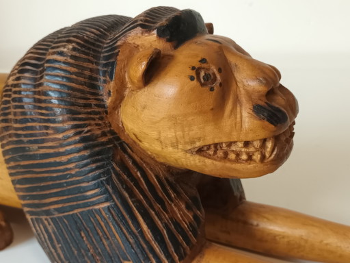 Lion en bois art populaire
