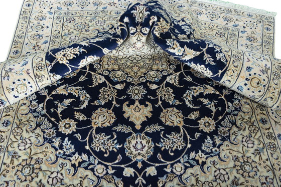 Image 1 of Nain 9LA - Handgeknoopt oosters tapijt met zijde - 210 x 162 cm - Elegante blauwtinten