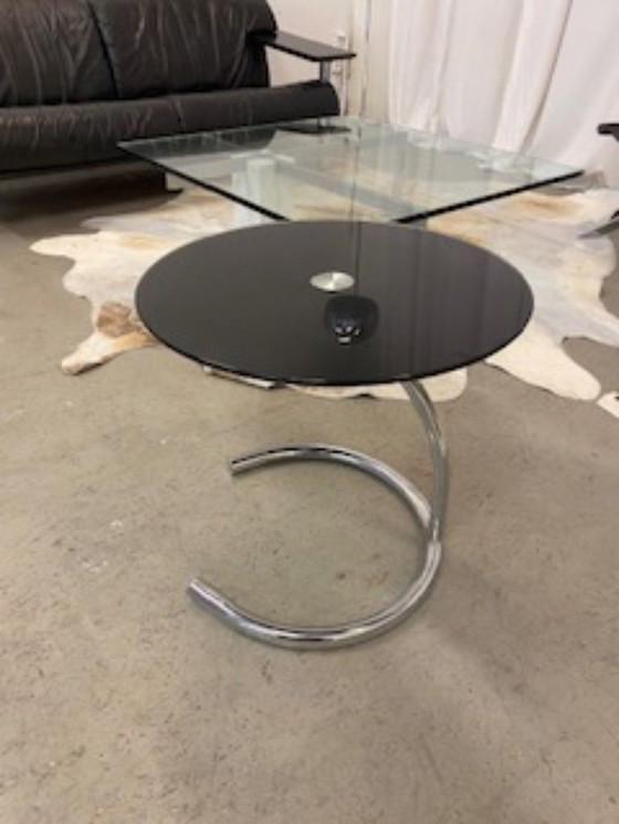 Image 1 of Glastisch mit Chrysanthemen-C-förmigem Bein, inspiriert von Eileen Gray