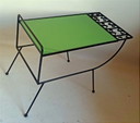 Tavolino anni '50 con piano verde mela, largo 65,5 cm.