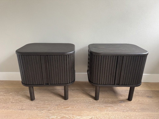 2 comodini Kave Home Mailen in impiallacciatura di frassino scuro, 50x55 cm