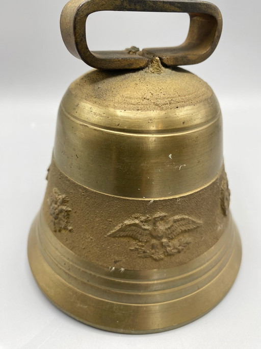 Große Glocke aus Münstermessing – Adlerdekor und geprägte Verzierungen – decoratieve objecten, Brass (photo 2 of 6)