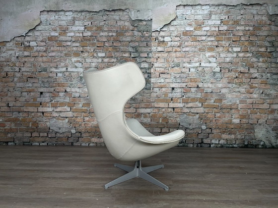 Image 1 of Poltrona Frau Regina Swivel Chair