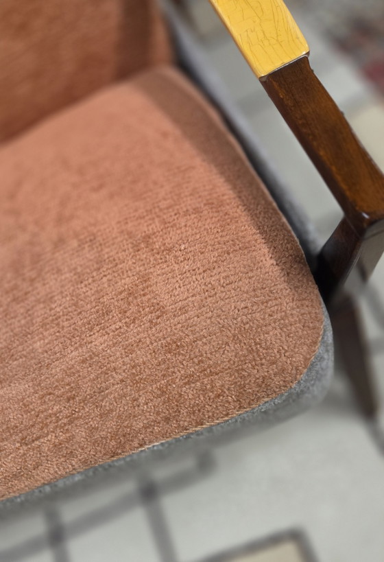Image 1 of Vintage Scandinavische slaapbank uit de jaren 60/70 – gebeitst hout en tweekleurige stof.