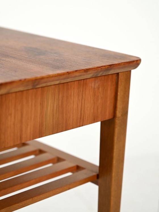 Image 1 of Mesita de noche escandinava con estante de listones