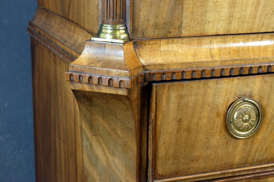 Image 1 of Elégant cabinet en acajou à décor floral vers 1780.