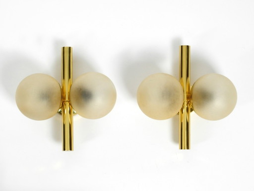 Par de hermosas y raras lámparas de pared Kaiser de latón de la década de 1960 con dos esferas de vidrio dorado