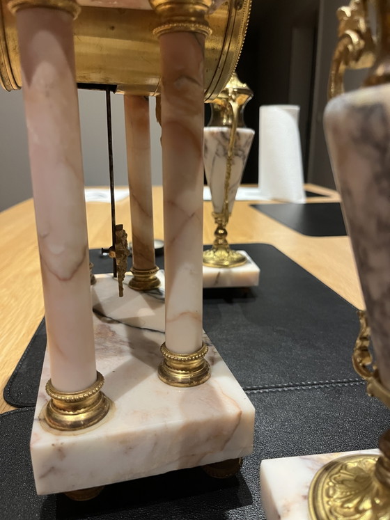 French Pendulum Clock Set of Pink Onyx and Gilded Bronze – 3-Piece – France, ca. 1900 – Marble (photo 8 of 13)