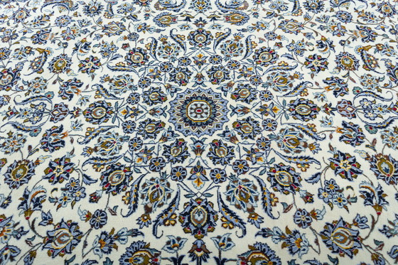Image 1 of Tappeto orientale Kashan annodato a mano – 404 x 306 cm – Nobile splendore classico