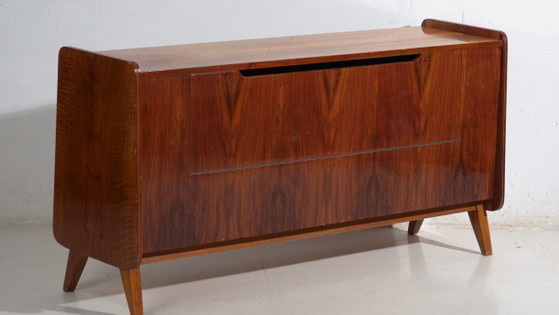 Credenza con vetrina Mid-Century impiallacciata in noce con gambe affusolate – Cecoslovacchia, circa 1960 (photo 3 of 39)