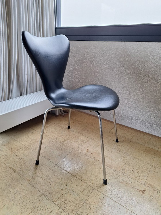 Image 1 of 4 x vintage Fritz Hansen butterfly chair black leatherette