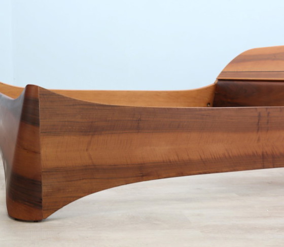 Image 1 of Italiaans bedframe uit de jaren 70 van gebogen walnotenhout met opbergruimte in het hoofdeinde.