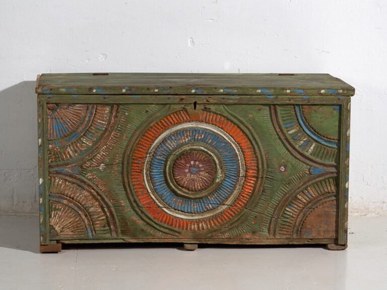 Malle ancienne sculptée style art populaire (c.1900) #79 – Armoires de rangement (photo 28 of 40)