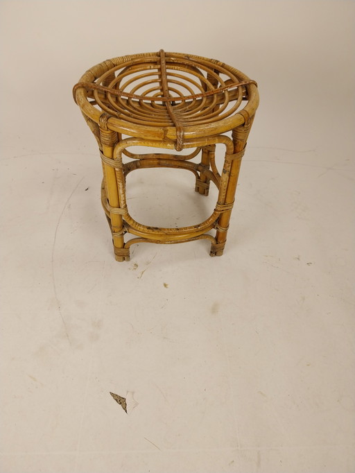 1 x 1950's Franse rotan kruk. 42cm hoog 40cm doorsnede 