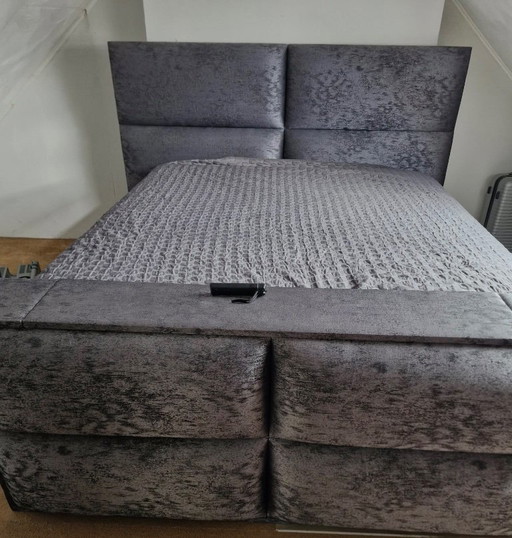 Hotel chique boxspring 180x200 met hoofdbord en tv-lift