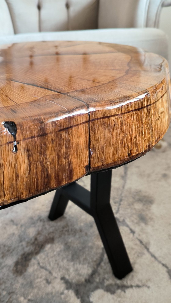 Image 1 of Table basse artisanale en bois d'orme : résine époxy noire, mobilier rustique moderne