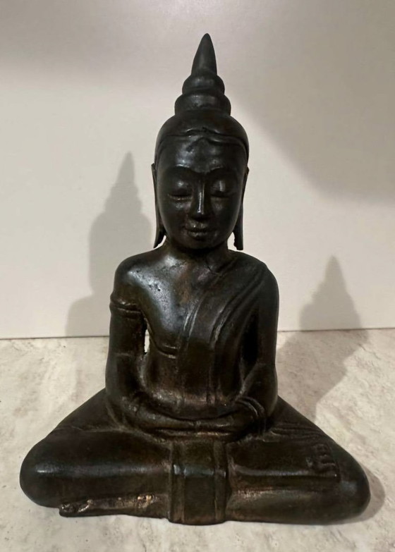 Image 1 of Vroege bronzen zittende Boeddha uit Ayutthaya, met vlamvormige bekroning, sporen van originele vergulding, 15e-16e eeuw Thailand