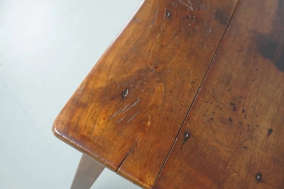 Image 1 of Deze Franse consoletafel werd ontworpen en vervaardigd rond het einde van de 19e eeuw uit marmer en gietijzer. De tafel verkeert