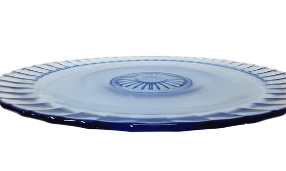 Image 1 of Assiette à gâteau ornée en verre bleu vintage