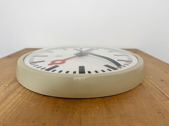 Image 1 of Grijze industriële wandklok uit Tennessee, jaren 60.