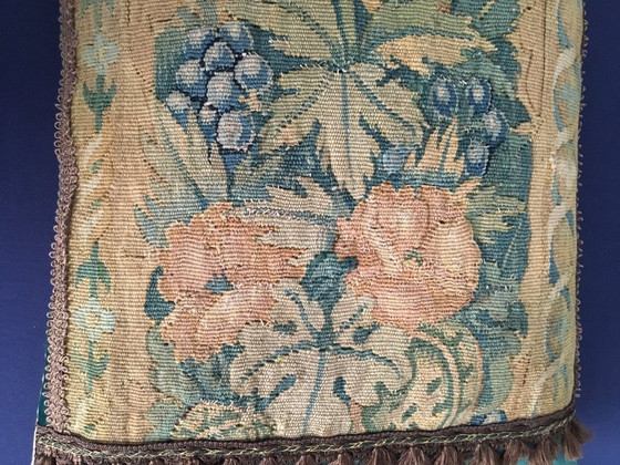 Image 1 of Cuscino in tessuto del XVI secolo con decorazioni floreali e di frutta.