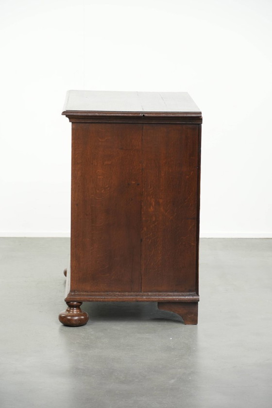 Image 1 of Zeer mooie antieke Engelse 17e eeuwse eikenhouten commode/ ladekast met origineel beslag en bolpoten