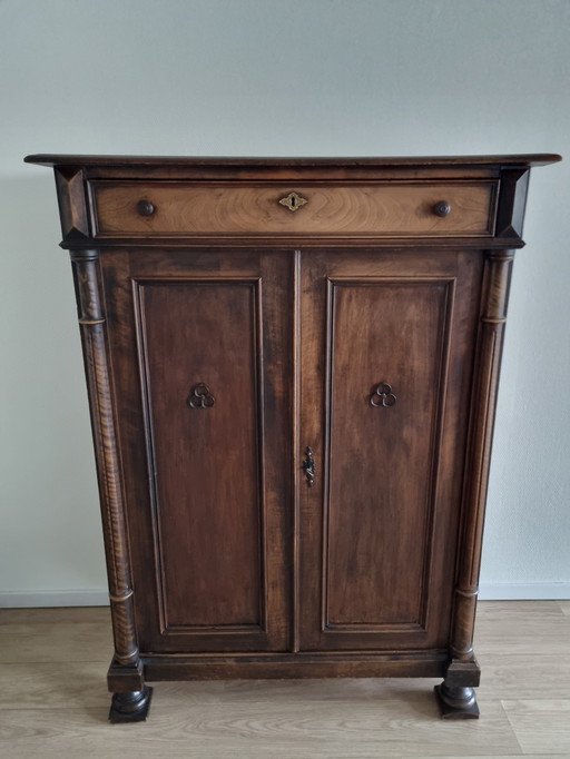 Antieke houten meidenkast