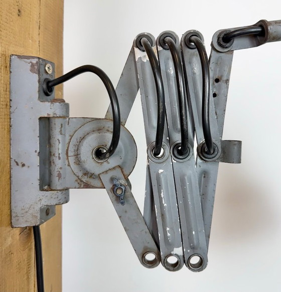 Image 1 of Grijze industriële wandlamp met flexibele arm van Elektroinstala, jaren 60.