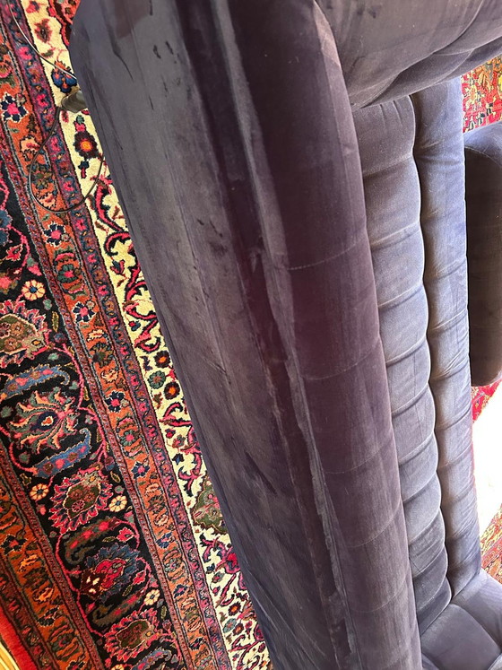 Image 1 of Stilvolles 3,5-Sitzer-Sofa mit passendem Hocker in dunkelblauem Samt