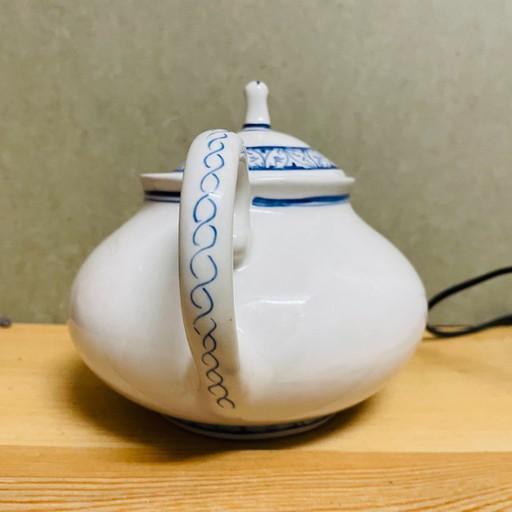 Vintage-Teekanne aus weiß-blauem Porzellan, handbemalt
