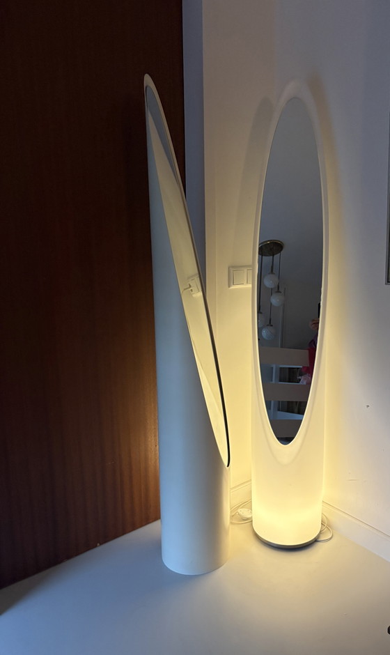Image 1 of Miroir sur pied avec éclairage style Unghia