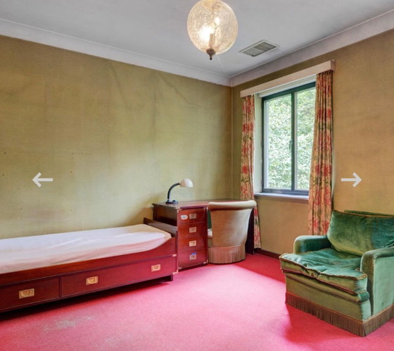 Image 1 of Un canapé deux places vintage et un fauteuil une place des années 1960, en velours vert