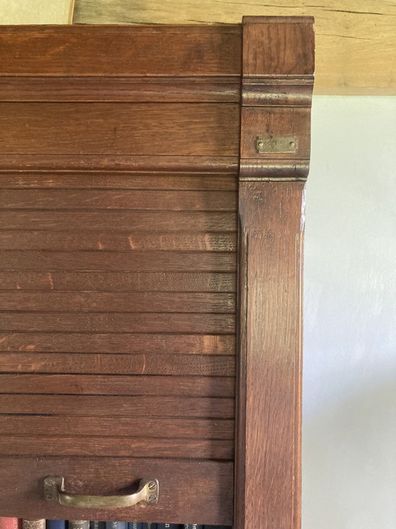 Image 1 of Armario con persiana enrollable de roble