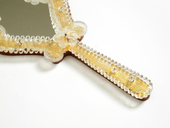 Image 1 of Magnifique miroir à main ou mural vénitien Mid Century Modern avec rosaces en verre de Murano. Fabriqué en Italie