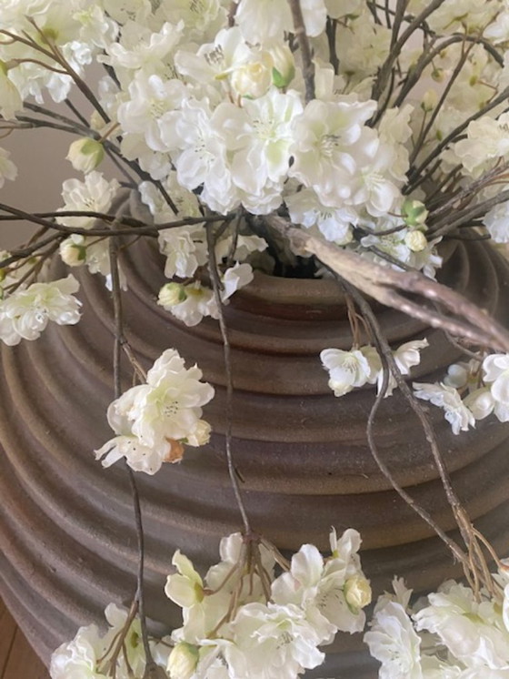 Image 1 of Un ramo de flores de seda