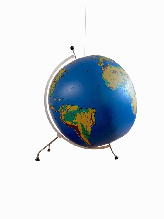 Image 1 of Schul Knickmann, globo fisico gonfiabile a terra su cavalletto, Amburgo, Germania 1950