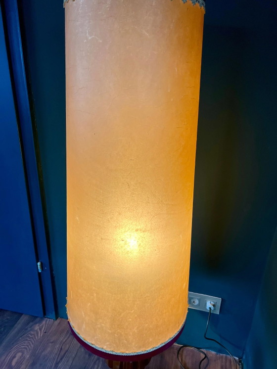 Rare! Lampadaire vintage Mid-Century/Space Age avec abat-jour en cuir et base en bois frappante, excellent (photo 6 of 9)