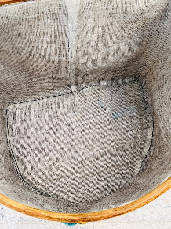 Image 1 of Vintage rieten mand met kleurrijke bloemenversiering