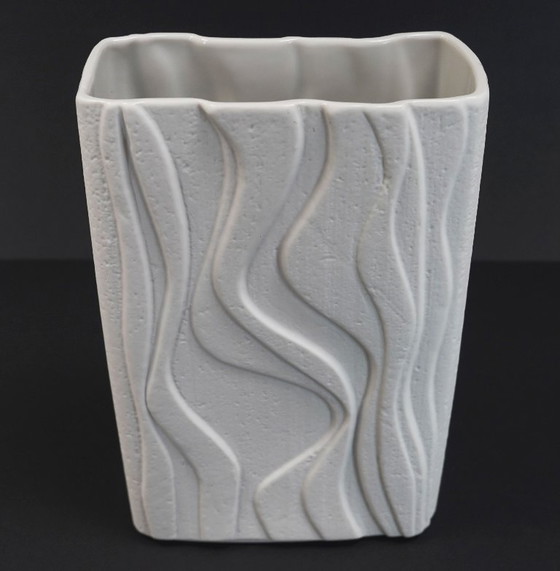 White Heinrich Porcelain Vase Model 2086 Matte Glaze Op Art Wave Relief Decor 1960s – Heinrich-Porzellan (photo 8 of 10)