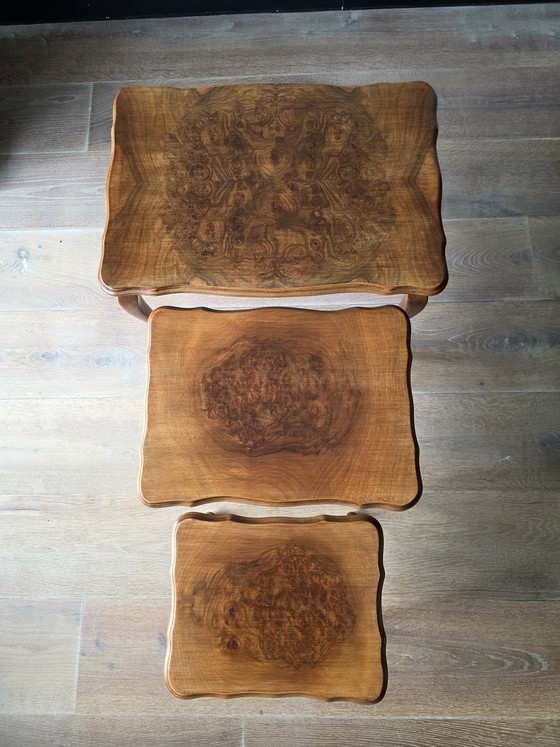 Image 1 of Elegante, antike Satztische mit Maserfurnier